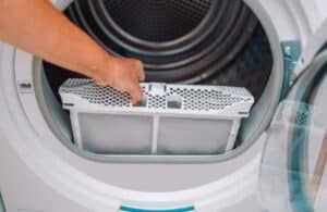 Filtre de machine à laver encrassé : comment le nettoyer facilement pour éviter les pannes ?