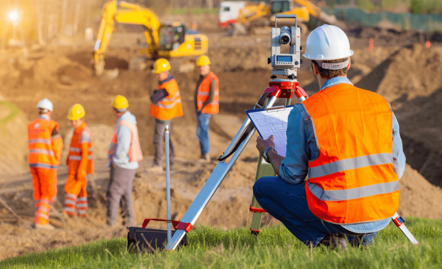 Quelles sont les missions d&rsquo;un topographe : relevés, bornage et plans ?