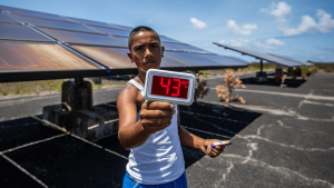 Canicule et panneaux solaires : comment la chaleur réduit leur rendement et que faire