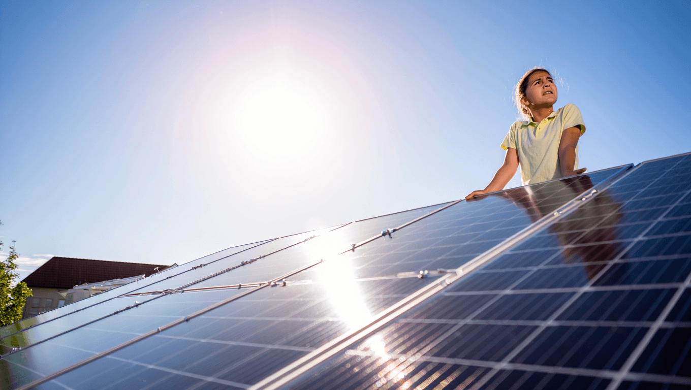 Canicule : pourquoi les panneaux solaires produisent moins et que faire ?