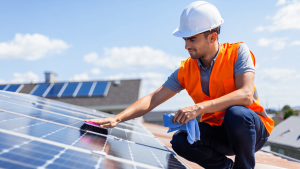 Entretien annuel des panneaux photovoltaïques : fréquence, tâches et recommandations d&rsquo;experts