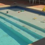 Eau de piscine trouble : causes, risques et traitements efficaces