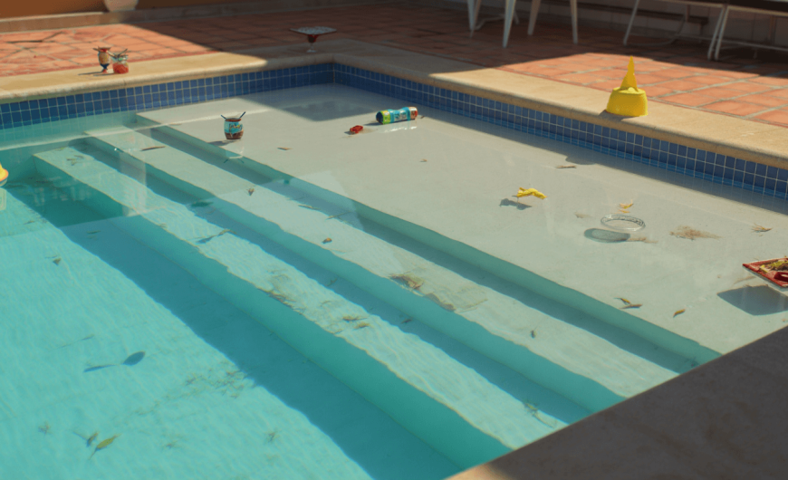 Eau de piscine trouble : causes, risques et traitements efficaces