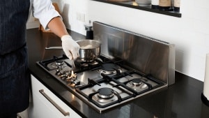 Faut-il installer une plaque de cuisson avec hotte intégrée dans votre cuisine ?