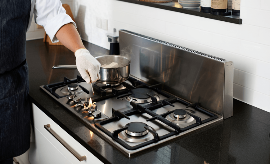 Faut-il installer une plaque de cuisson avec hotte intégrée dans votre cuisine ?