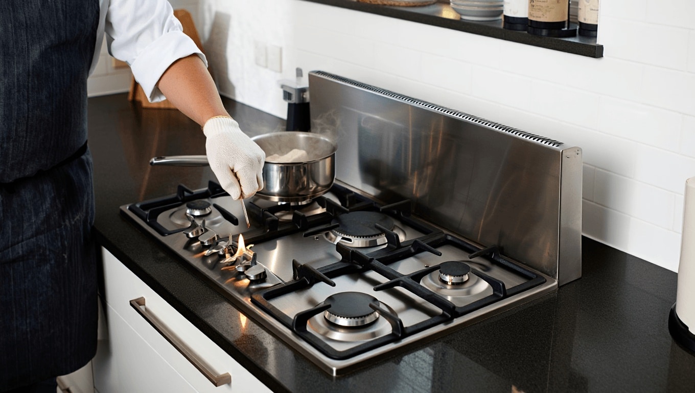 Faut-il installer une plaque de cuisson avec hotte intégrée dans votre cuisine ?