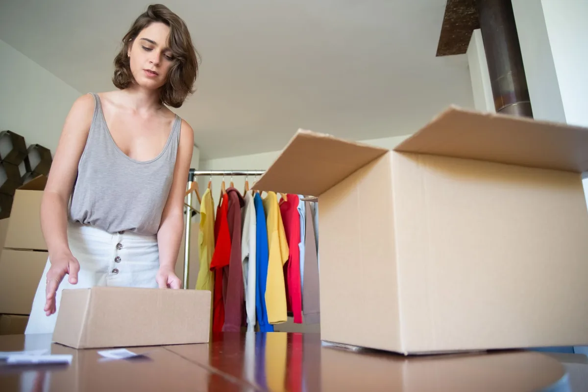 Tri et organisation des vêtements par catégories lors de l'inventaire