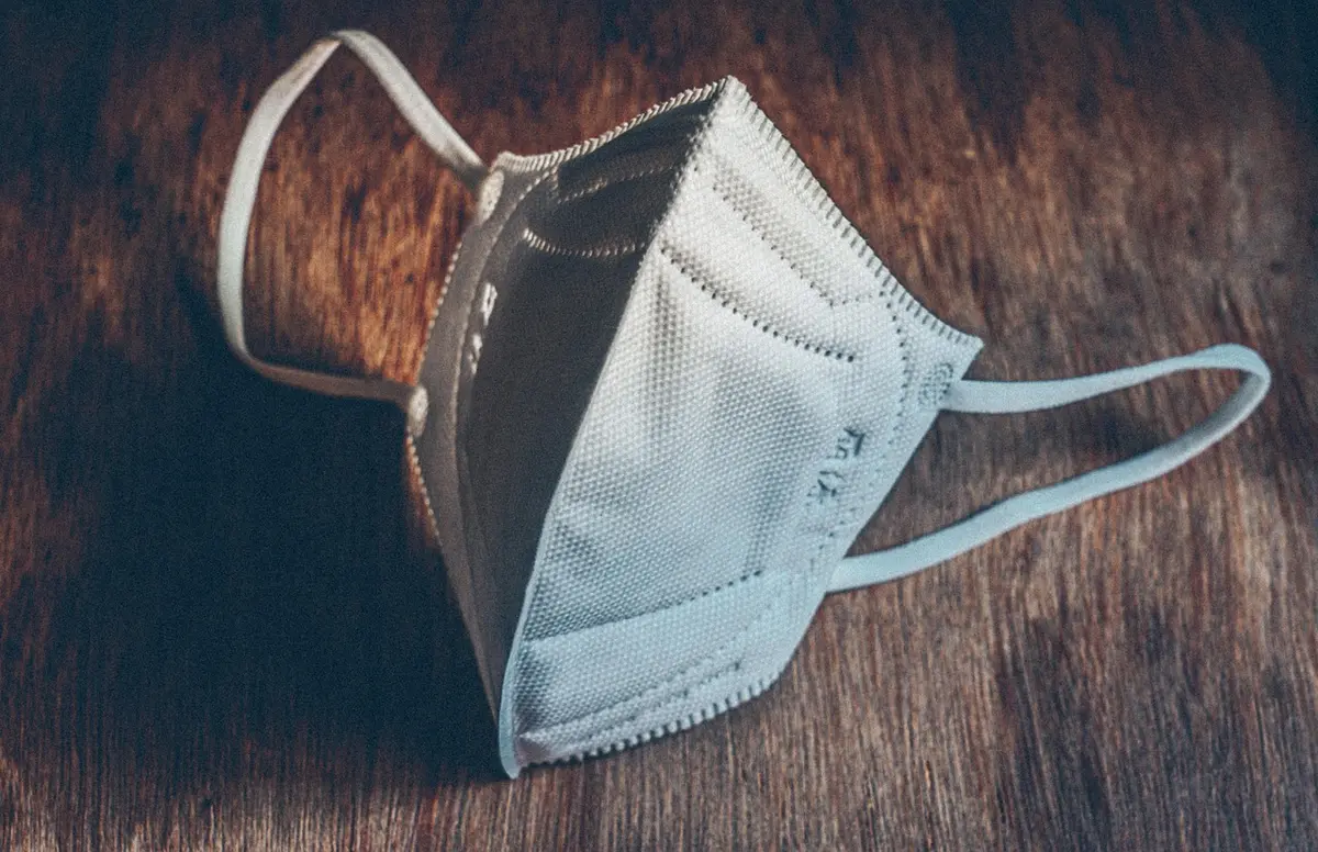 Équipement de protection (gants, masque FFP2, lunettes) pour nettoyer en toute sécurité
