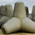 Pourquoi les Romains utilisaient-ils le béton volcanique pour leurs constructions?