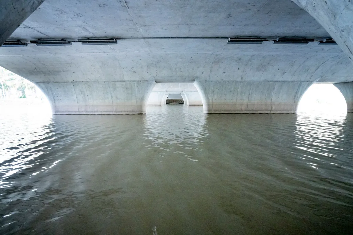 Schéma de l'hydratation du ciment et de la réaction chimique lors de la prise du béton