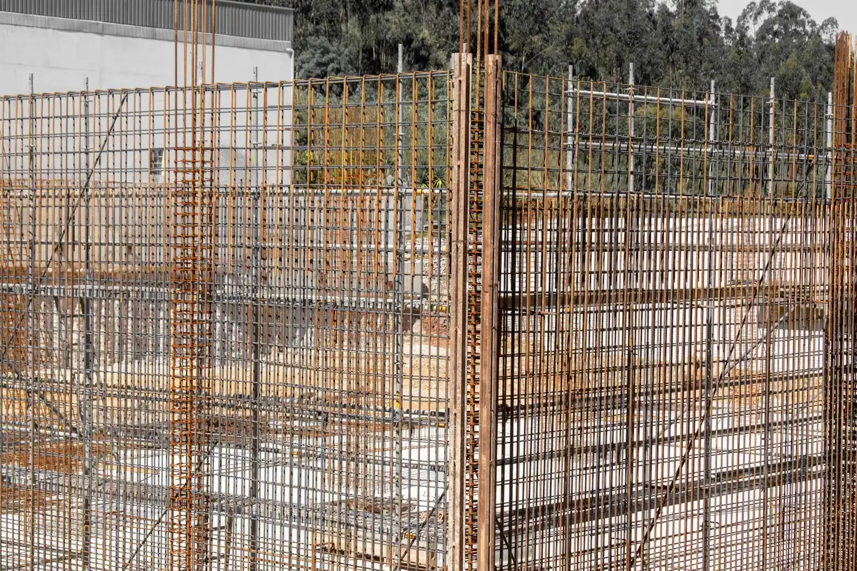 Coffrage en bois isolant un béton fraîchement coulé sur un chantier hivernal