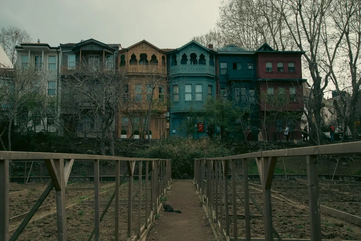 Maisons de ville en retrait avec jardins et haies, architecture résidentielle nantaise typique