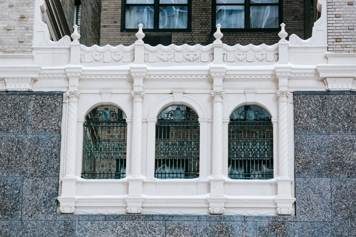Détail de façade XIXe siècle avec balcons ouvragés et encadrements travaillés