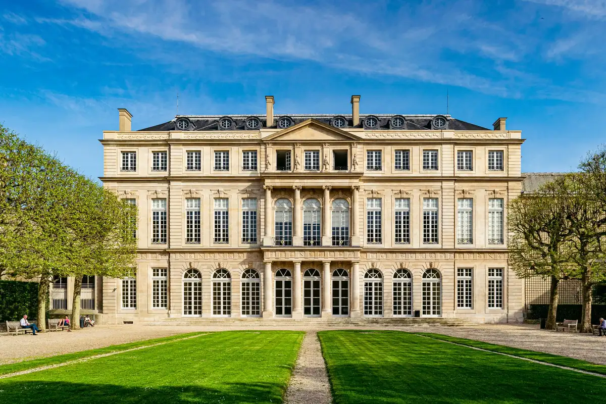 Portail d'entrée d'un hôtel particulier avec grille en fer forgé et cour d'accès