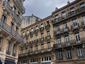 Quel patrimoine immobilier trouve-t-on le long du boulevard Gabriel-Guist’hau à Nantes ?