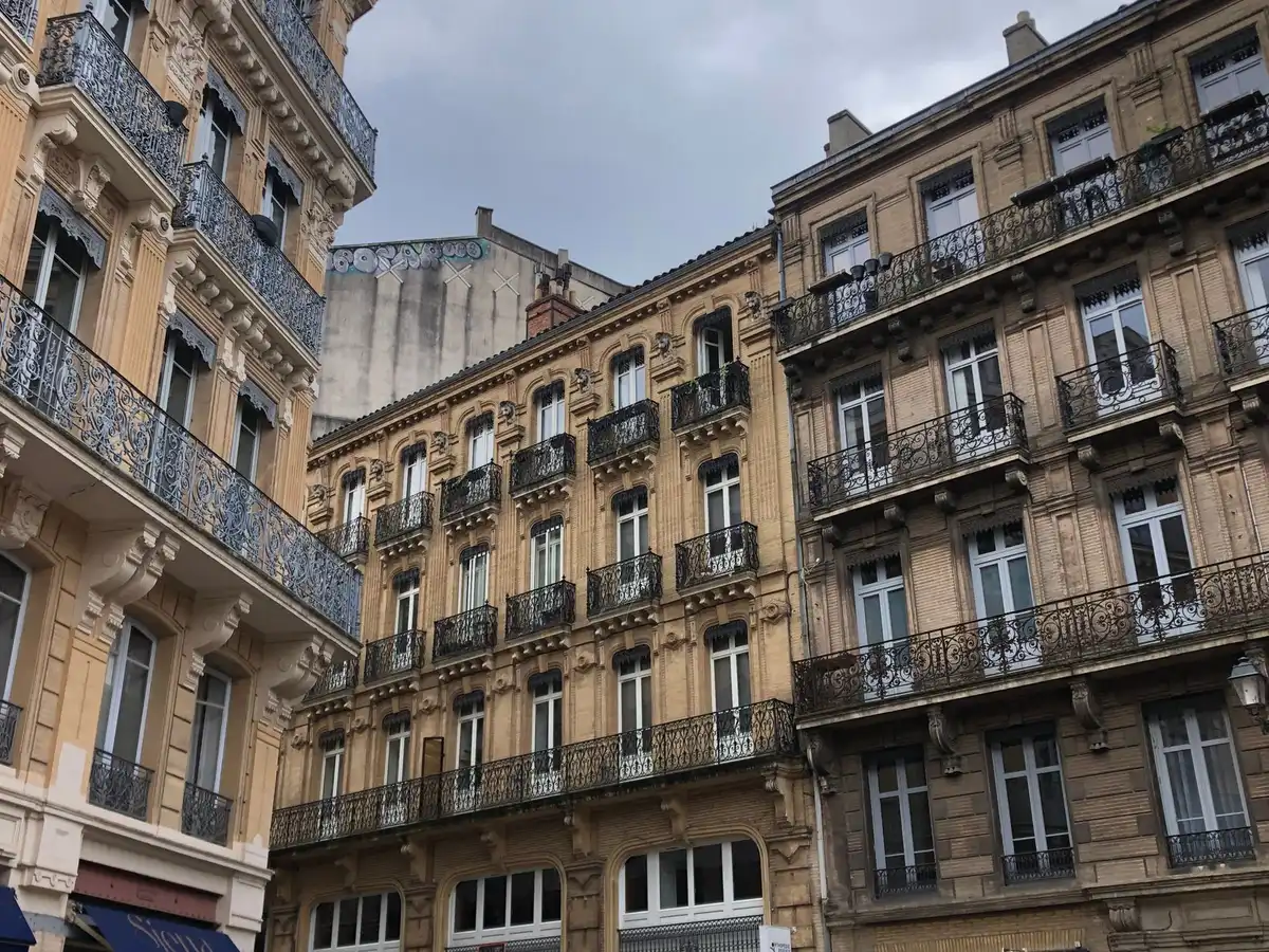 Quel patrimoine immobilier trouve-t-on le long du boulevard Gabriel-Guist’hau à Nantes ?