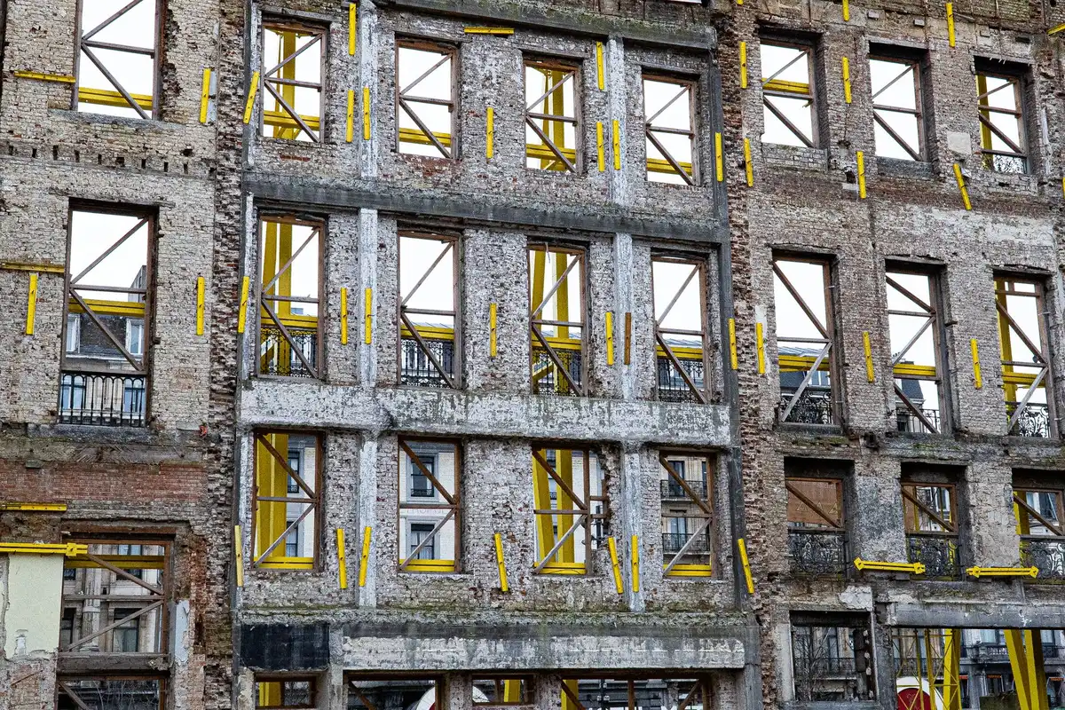 Anciennes maisons de faubourg en pierre et brique avec façades traditionnelles