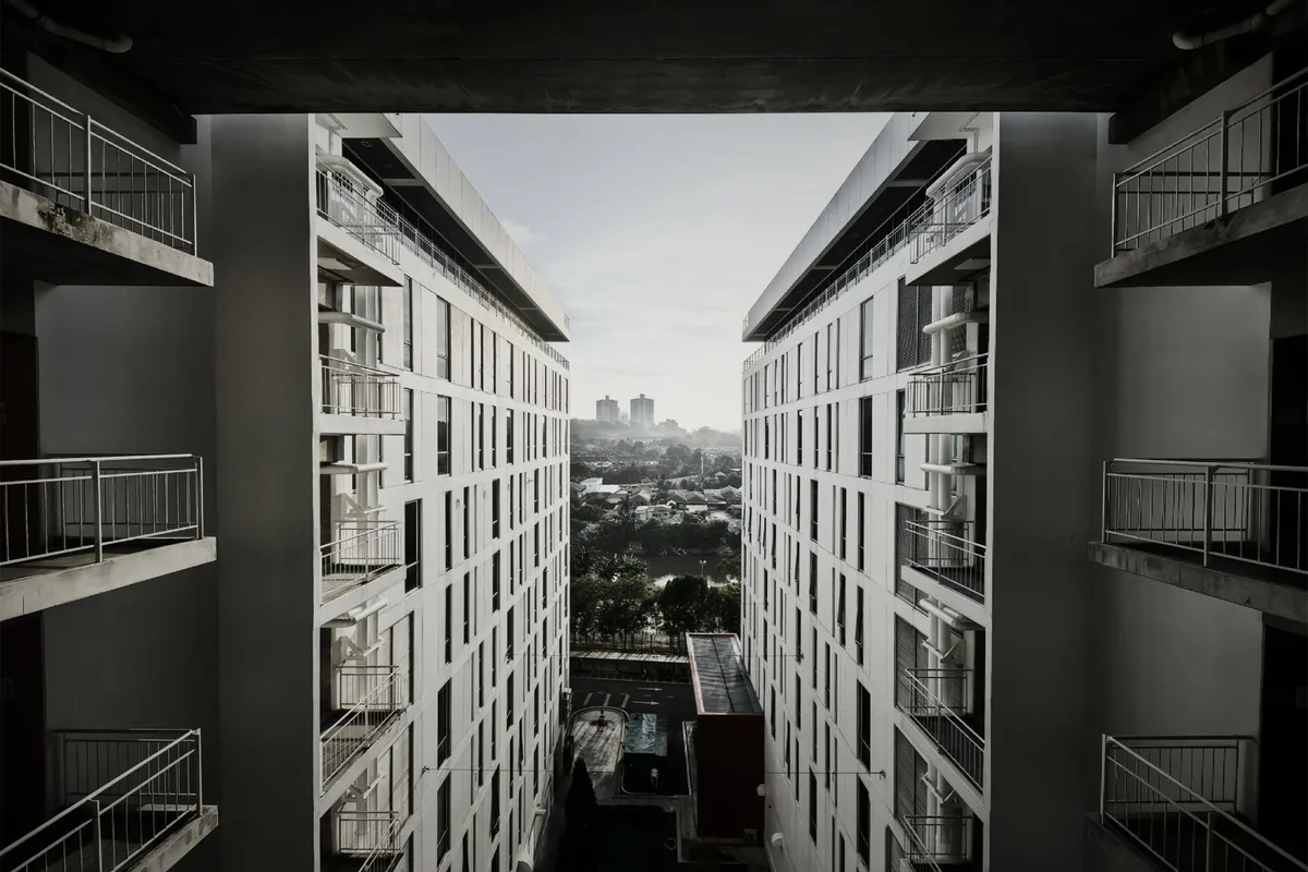 Immeuble collectif contemporain avec retraits et balcons intégrés au tissu urbain