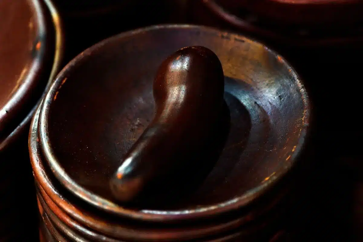 Étagère contemporaine avec céramiques artisanales posées espacées