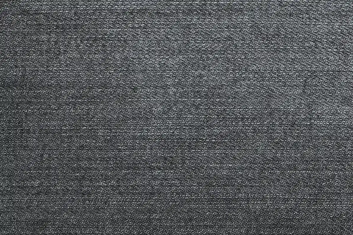 Composition d'objets en bois, céramique et fibres tressées sur une table