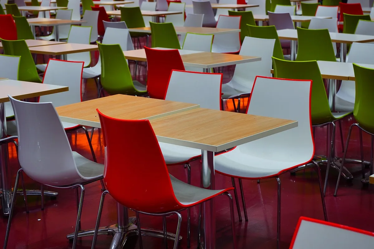 Espace repas ombragé avec table et chaises sous protection solaire