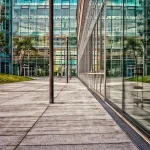 Comment créer un espace ombragé élégant autour de sa maison ?
