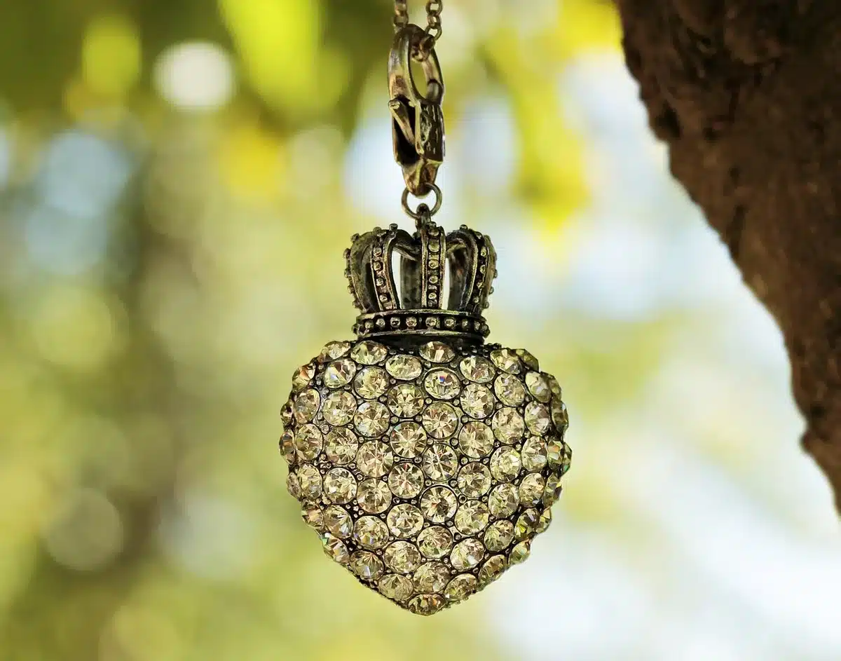 Petit pendentif discret porté dans un cadre intime