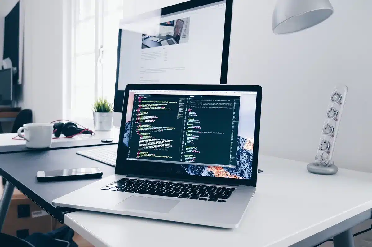 Aménagement d'un espace de travail avec postes fixes et zones de passage