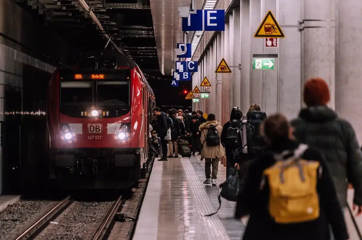 Voies du tram et station le long d'un boulevard urbain nantais