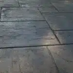 Quelles sont les causes du blanchiment en surface du béton après séchage ?
