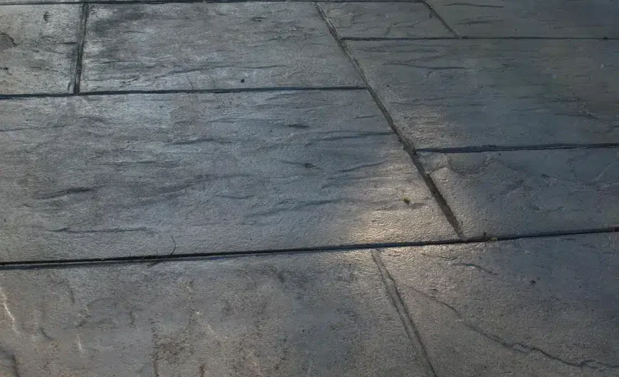 Quelles sont les causes du blanchiment en surface du béton après séchage ?