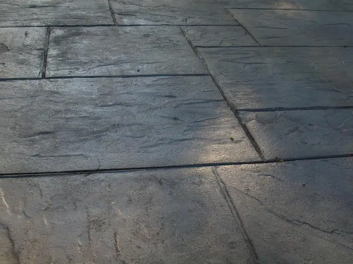 Quelles sont les causes du blanchiment en surface du béton après séchage ?
