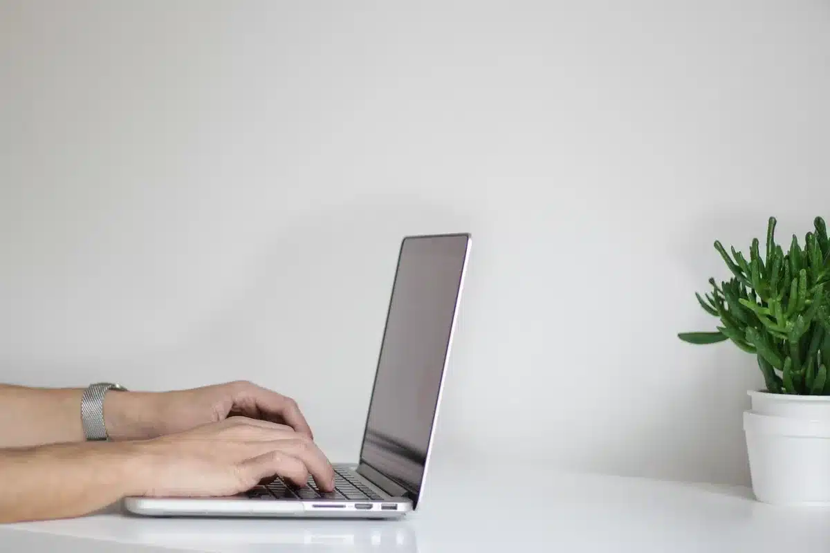 Espace de télétravail près d'une fenêtre avec ordinateur portable