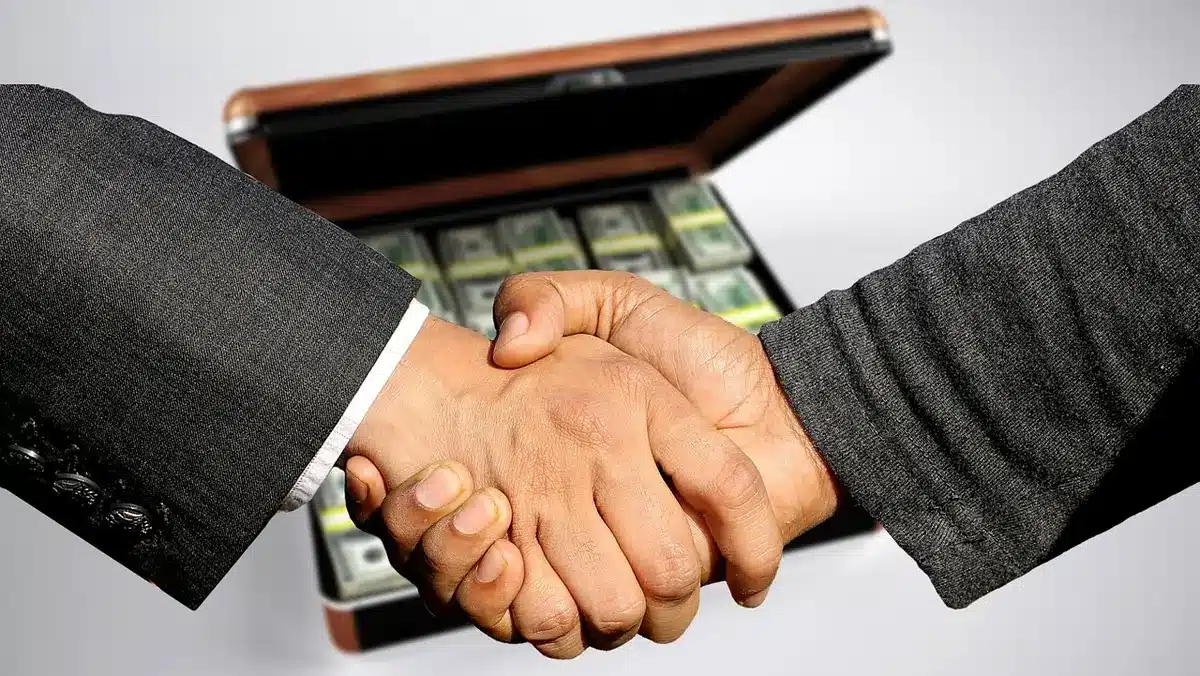 Liste de contrôle de contrat d'énergie avec une loupe sur les clauses