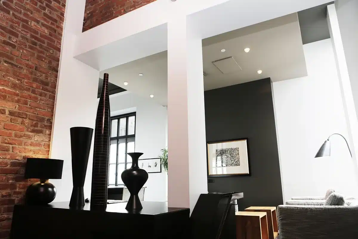 Grande toile imprimée tendue sur châssis accrochée dans un salon contemporain