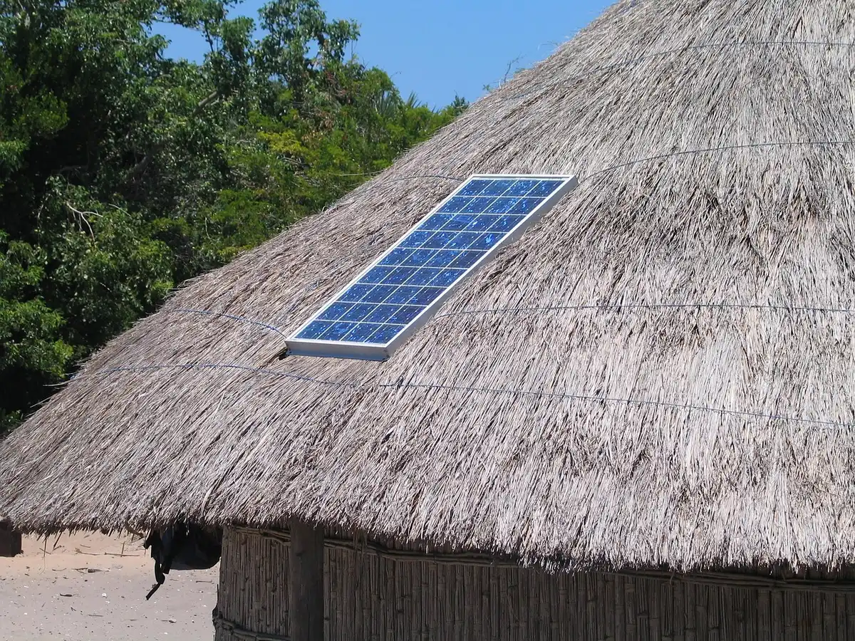 Trois types d'installations photovoltaïques : toiture, ombrière, centrale au sol
