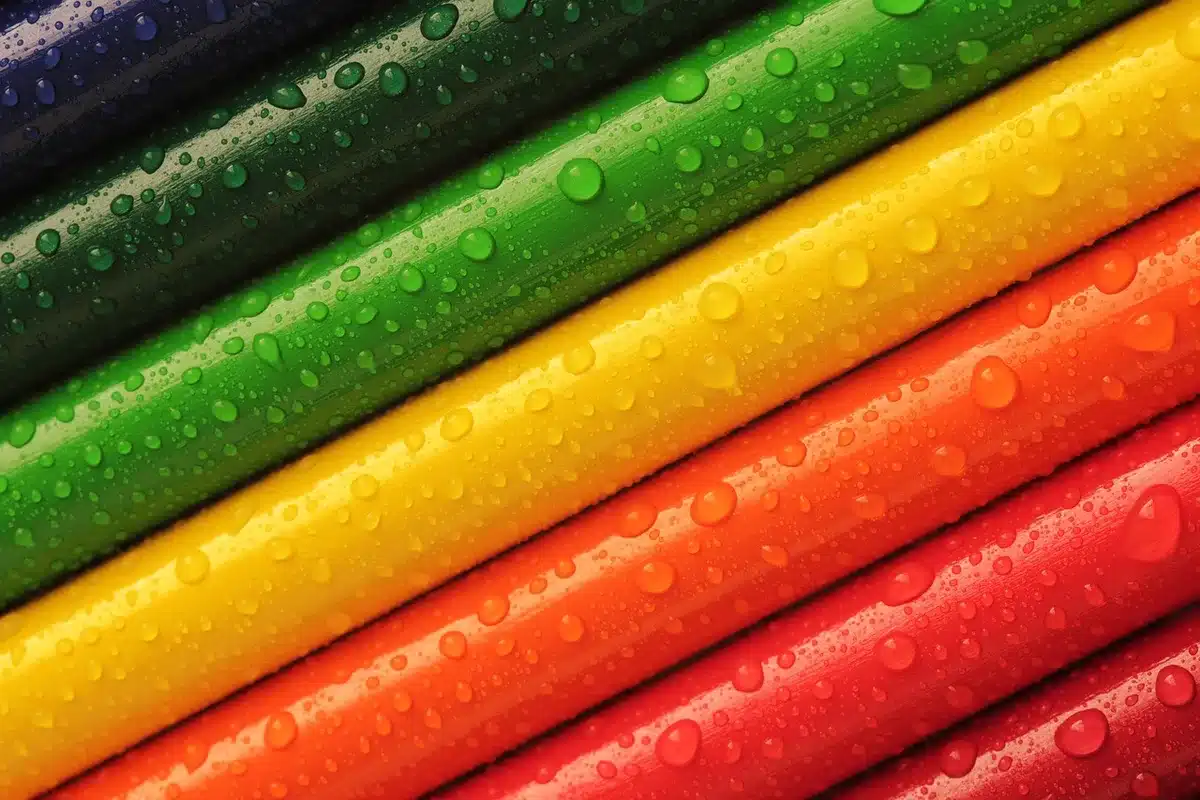 Fournitures de bricolage : papier cartonné, gommettes et paillettes