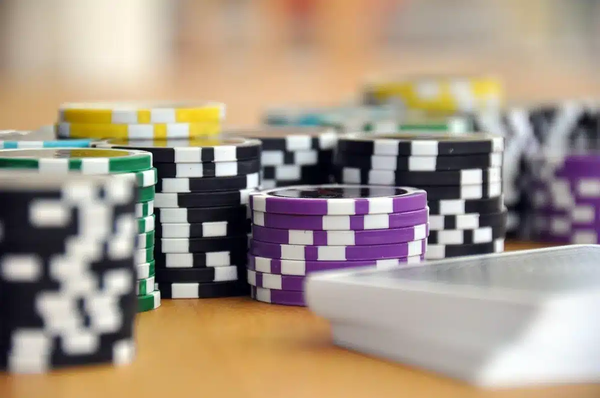 Table de poker avec tapis vert et jeu de cartes prêt