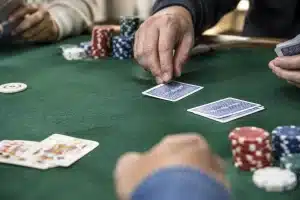 Quel matériel et quels jeux pour organiser une soirée casino factice réussie ?