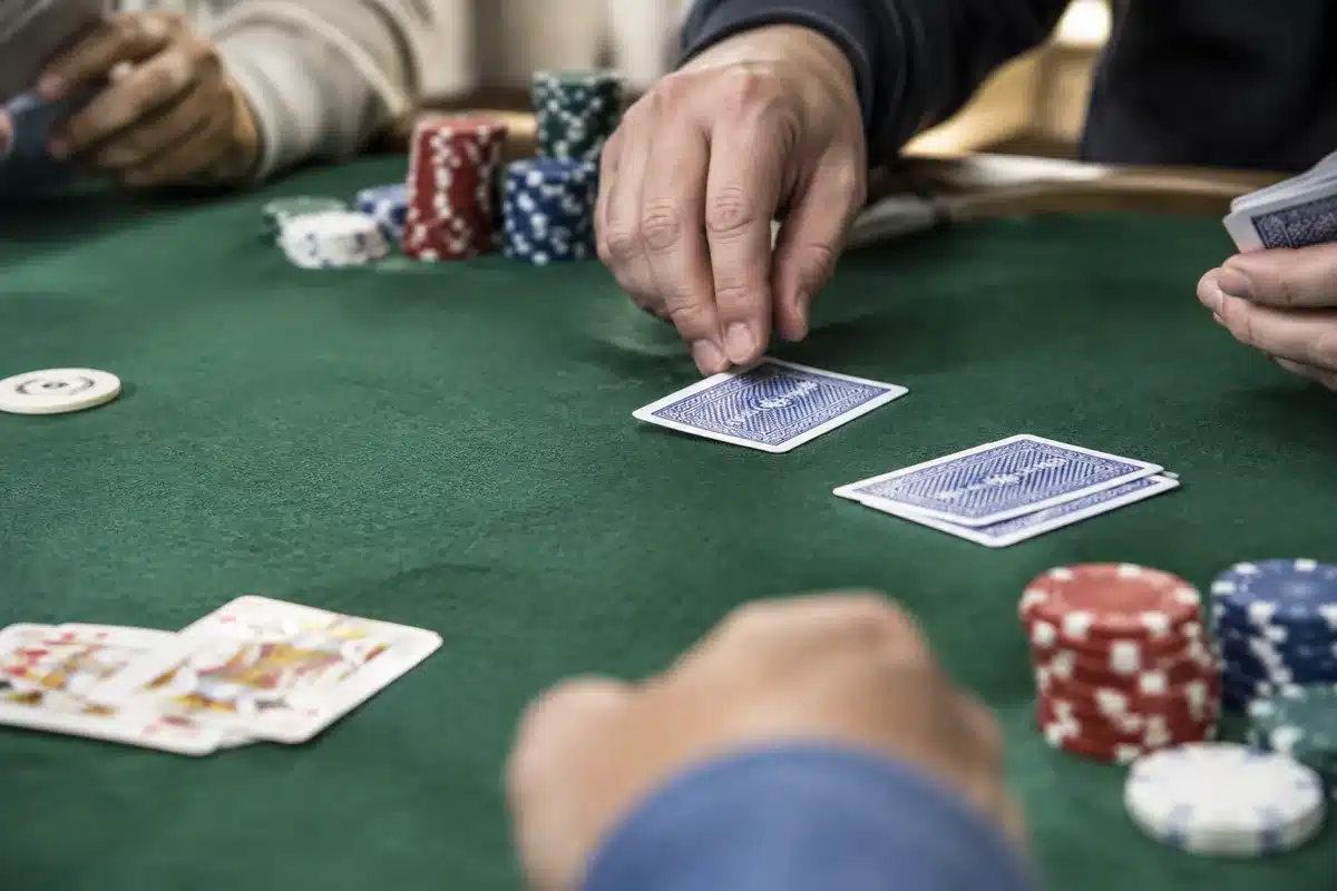Quel matériel et quels jeux pour organiser une soirée casino factice réussie ?