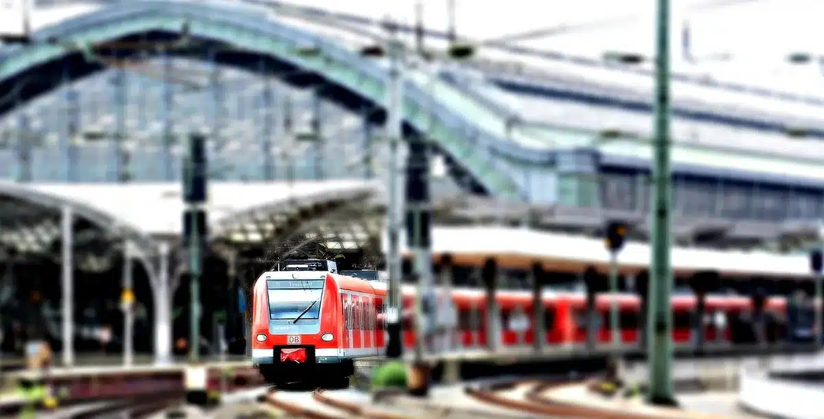 Gare régionale et quai avec train en journée, illustrant la desserte ferroviaire